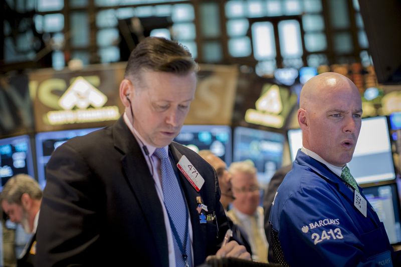 © Reuters. Traders work on the floor of the New York Stock Exchange