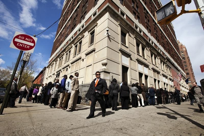 © Reuters. Jobseekers stand in line to attend the Dr. Martin Luther King Jr. career fair held by the New York State department of Labor in New York