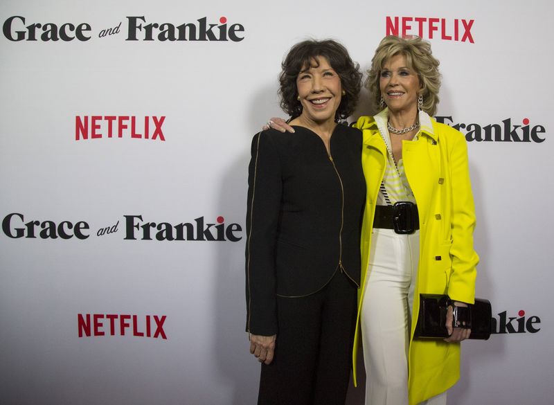 © Reuters. Jane Fonda (de casaco amarelo) e Lily Tomlin durante evento da Netflix, em Los Angeles