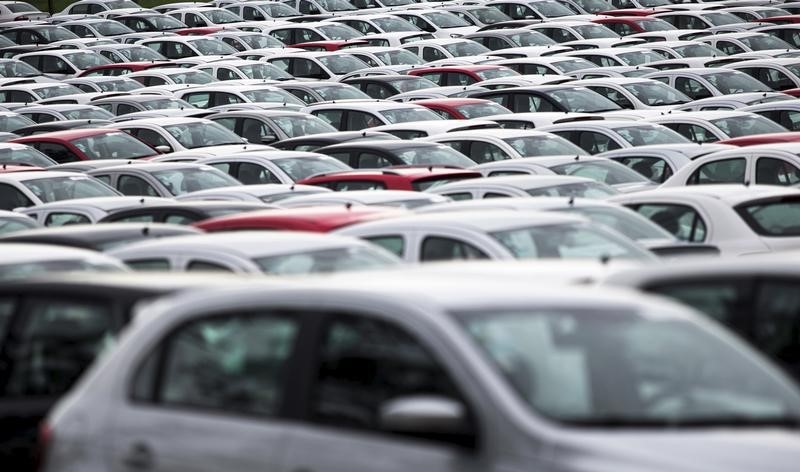 © Reuters. Carros novos em montadora em Taubaté (SP)