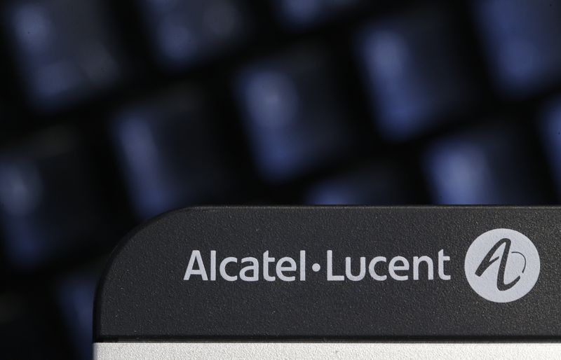 © Reuters. Logotipo da Alcatel-Lucent é visto em aparelho telefônico em Paris.