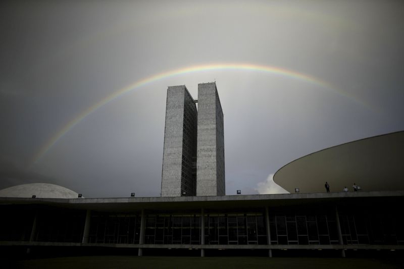 © Reuters. Arco-irís aparece perto do prédio do Congresso Nacional, em Brasília