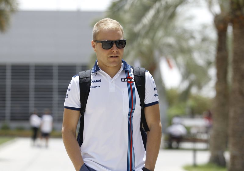 © Reuters. Piloto da Williams Valtteri Bottas chegando em treino