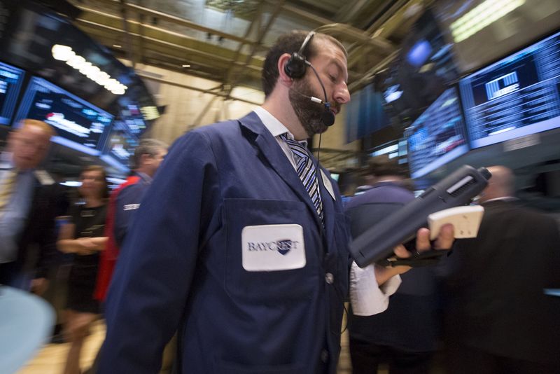 © Reuters. Traders work on the floor of the New York Stock Exchange