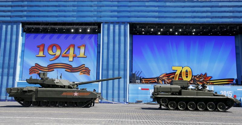 © Reuters. A T-14 Armata tank comes to a stop during a rehearsal for the Victory Day parade in Red Square, with towing ropes attached to it, in central Moscow