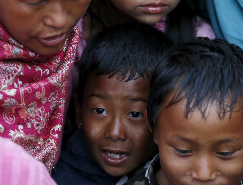 © Reuters. Crianças  aguardam distribuição de comida em Katmandu