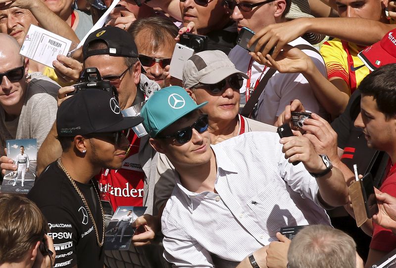 © Reuters. Mercedes Formula One driver Hamilton is surrounded  by supporters on the pit wall ahead of the Spanish Grand Prix at the Circuit de Barcelona-Catalunya racetrack in Montmelo