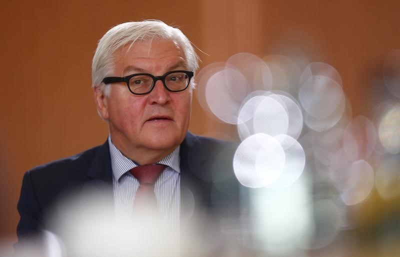 © Reuters. German Foreign Minister Steinmeier reacts at the start of the cabinet meeting at the Chancellery in Berlin