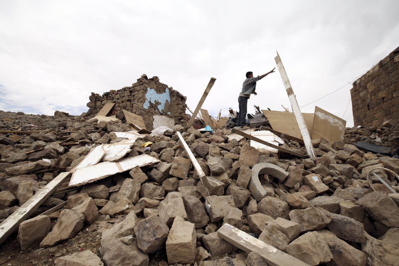 © Reuters. Destroços após ataque de forças lideradas pelos sauditas em Sanaa