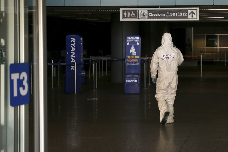 © Reuters. Investigador analisa Terminal 3 do aeroporto Fiumicino em Roma