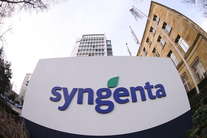 © Reuters. Swiss agrochemicals maker Syngenta's logo is seen in front of the company's headquarters in Basel