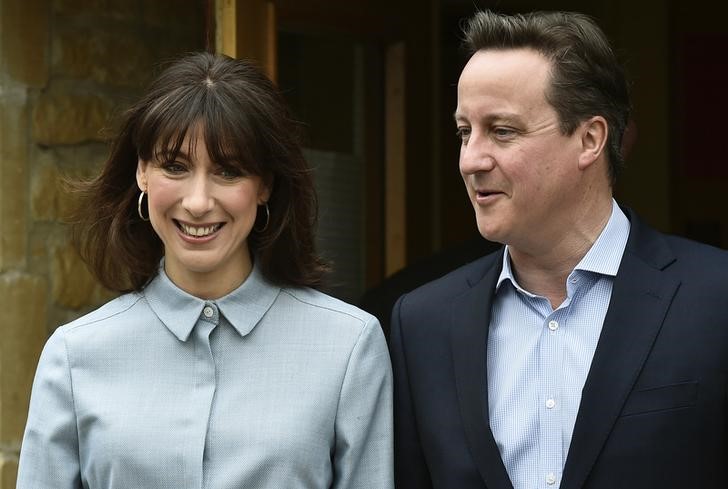 © Reuters. Primeiro-ministro britânico, David Cameron, e sua esposa, Samantha