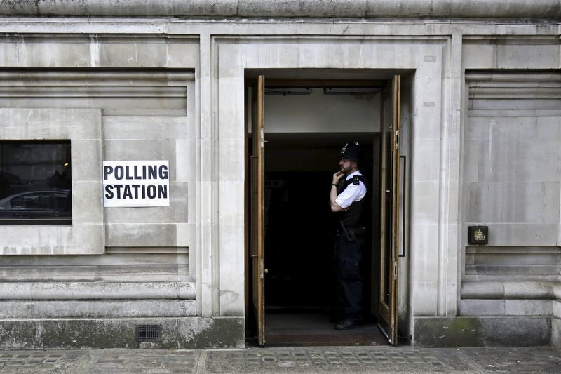 © Reuters. LES CONSERVATEURS DONNÉS EN TÊTE DES LÉGISLATIVES BRITANNIQUES