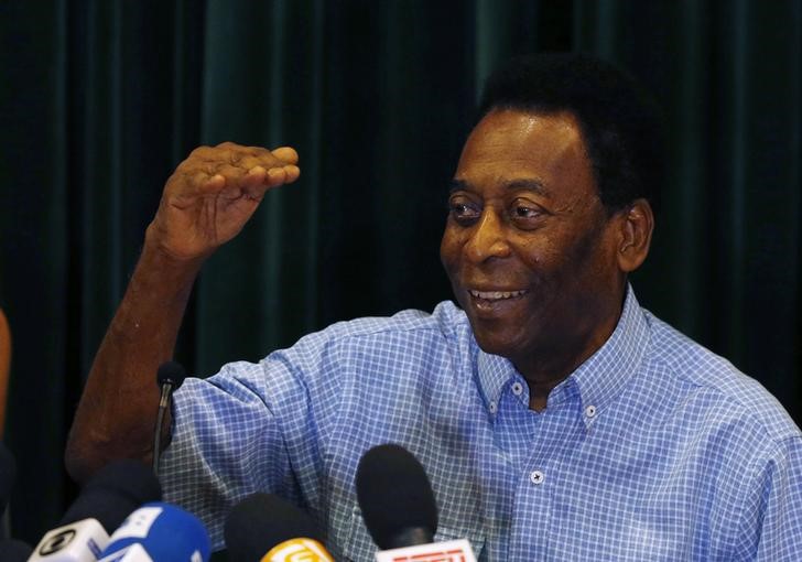 © Reuters. Pelé concede entrevista ao receber alta no ano passado em São Paulo