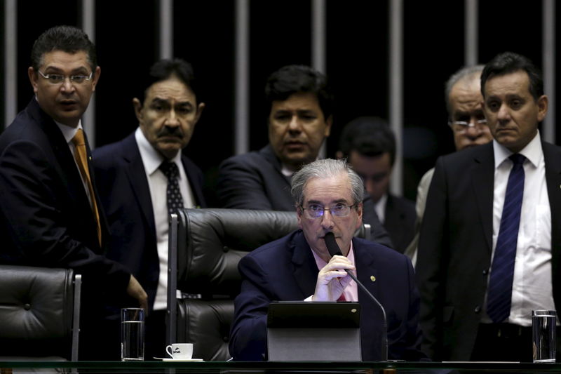 © Reuters. Presidente da Câmara dos Deputados, Eduardo Cunha (ao centro) durante sessão no plenário da Casa, em Brasília