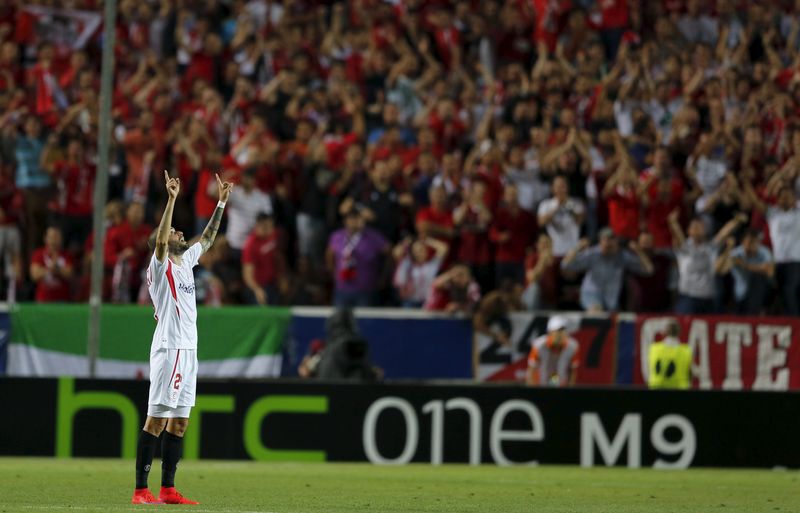 © Reuters. Aleix Vidal, do Sevilla, comemora após vencer a partida contra a Fiorentina