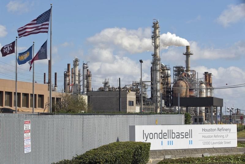 © Reuters. A general view of the Lyondell-Basell refinery in Houston