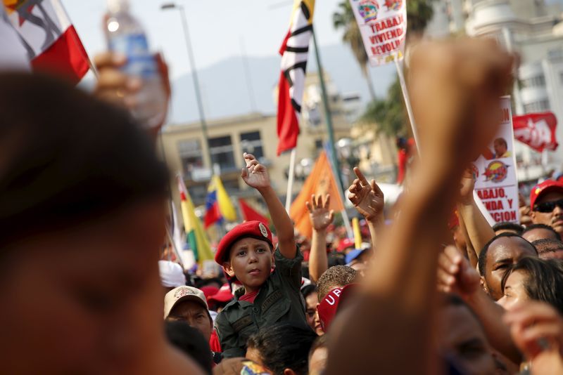 © Reuters. Supporters of Venezuela's President Nicolas Maduro attends a rally to celebrate May Day in Caracas