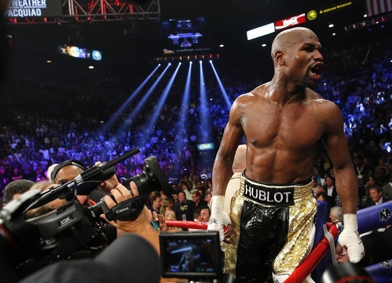 © Reuters. Mayweather, Jr. of the U.S.  yells out to the crowd after defeating Pacquiao of the Philippines in their welterweight title fight in Las Vegas