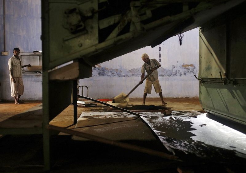 © Reuters. An employee works at a tea production factory inside Aideobarie Tea Estate in Jorhat