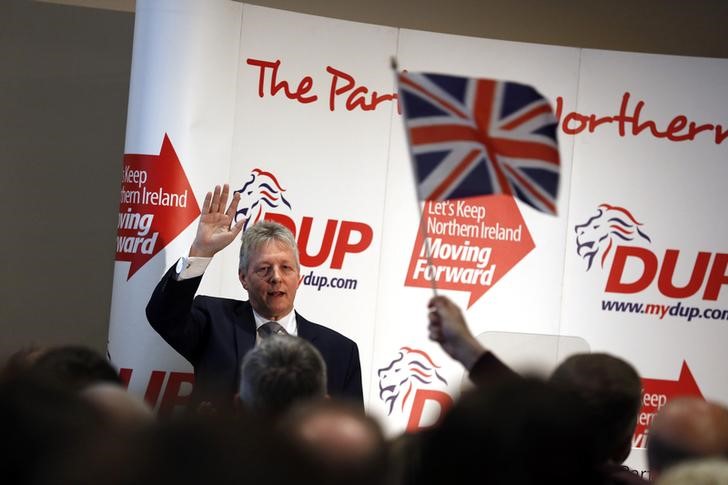 © Reuters. Democratic Unionist Party leader Peter Robinson speaks at the party's policy conference in the village of Templepatrick twenty miles north of Belfast