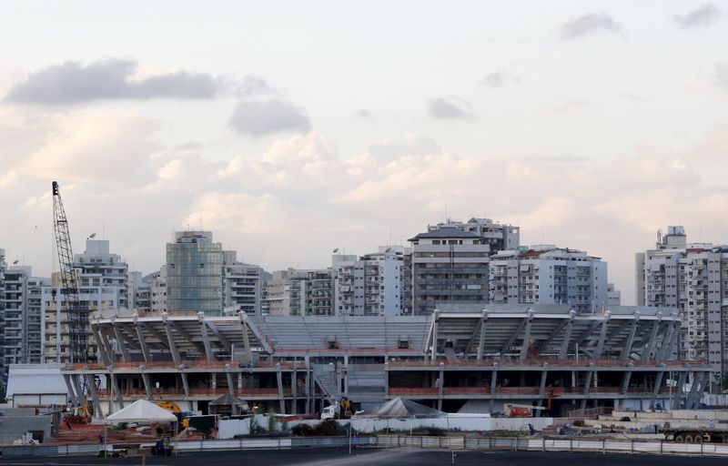 © Reuters. A view of the construction site of the tennis centre venue at the Rio 2016 Olympic Park 