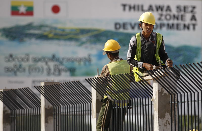 © Reuters. People work at the site of the Thilawa Special Economic Zone project