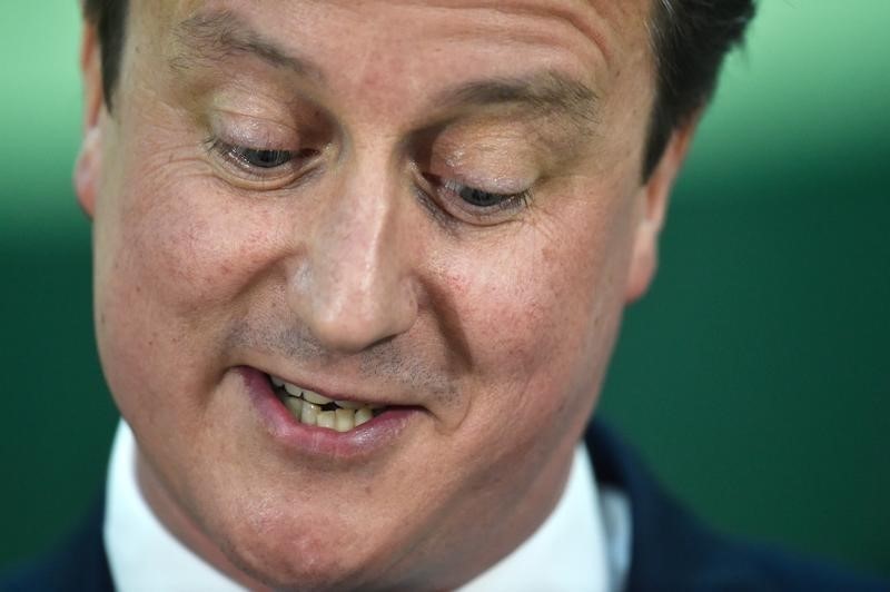 © Reuters. El británico Cameron mantendría el poder; los laboristas son aplastados en Escocia