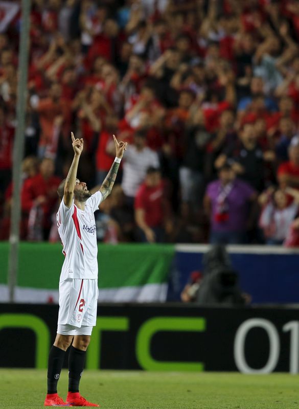 © Reuters. El Sevilla golea 3-0 a la Fiorentina en semifinales Liga Europa, el Nápoles empata