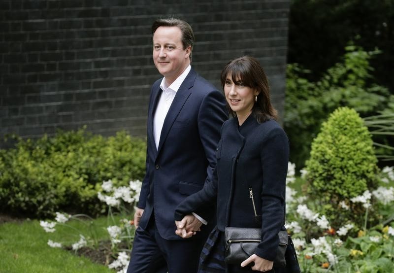 © Reuters. Il primo ministro britannico David Cameron con la moglie Samantha a Downing street 