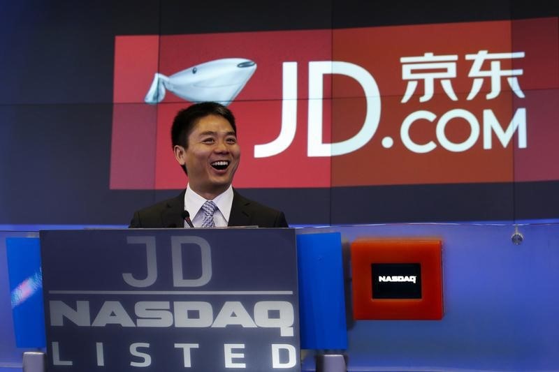 © Reuters. Liu, CEO and founder of JD.com, smiles before ringing the opening bell at the NASDAQ Market Site building in New York