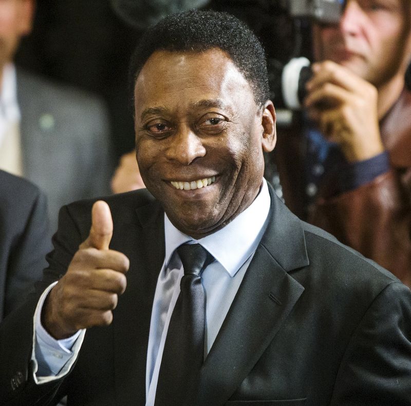 © Reuters. Soccer legends Pele poses for photograph after he ceremonially turned on the lights of the Empire State Building during an event to celebrate the start of the New York Cosmos 2015 season, in New York 