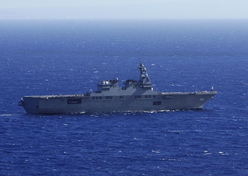 © Reuters. The JMSDF ship JS ISE sails, south of Oahu, in a Humanitarian Assistance and Disaster Relief drill during the RIMPAC in Honolulu