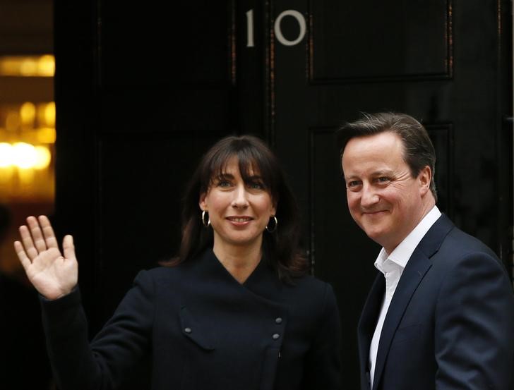 © Reuters. Primeiro-ministro britânico, David Cameron, ao lado da esposa, Samantha, no gabinete em Downing Street, em Londres 