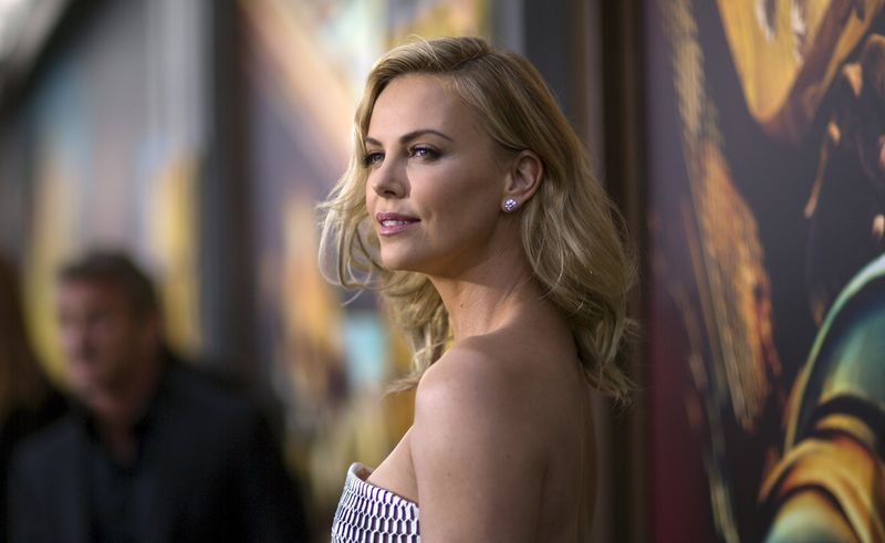 © Reuters. Cast member Theron poses at the premiere of "Mad Max: Fury Road" in Hollywood