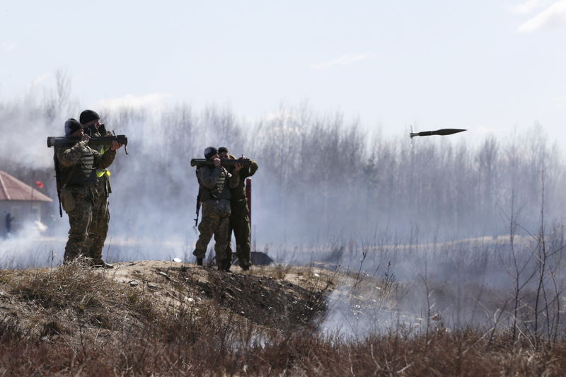 © Reuters. Newly mobilized Ukrainian paratroopers fire anti-tank grenade launchers during a military drill near Zhytomyr