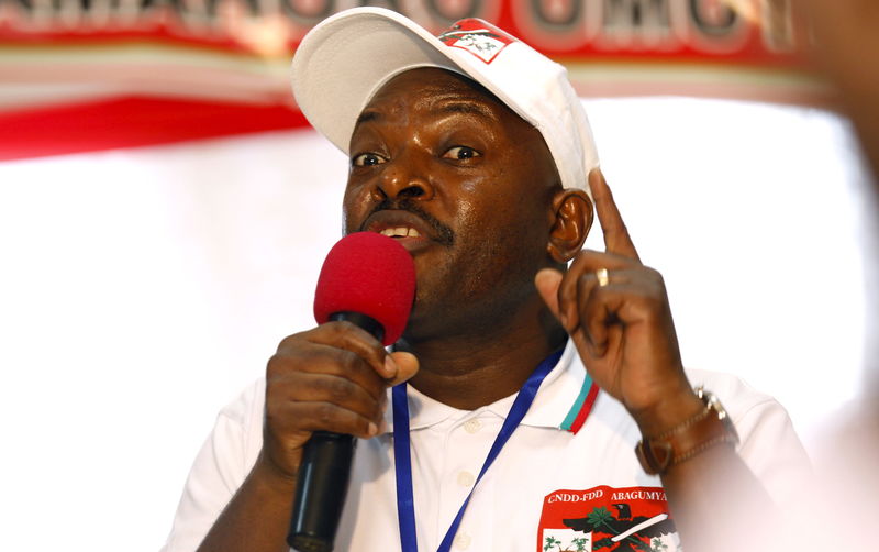 © Reuters. Burundi's President Nkurunziza addresses delegates of the ruling CNDD-FDD party during their congress in the capital Bujumbura