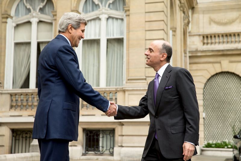 © Reuters. U.S. Secretary of State John Kerry greets Saudi Foreign Minister Adel al-Jubeir outside the Chief of Mission Residence in Paris