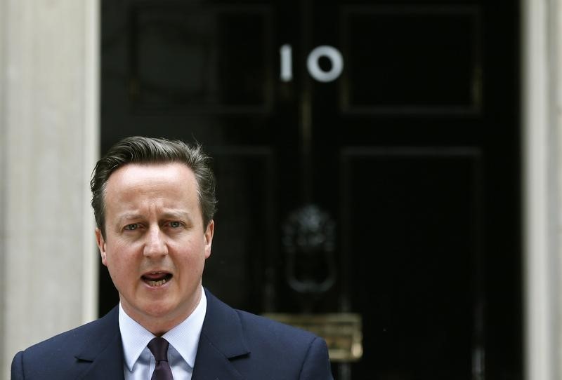 © Reuters. كاميرون يعد بإجراء استفتاء بشأن بقاء بريطانيا في الاتحاد الأوروبي