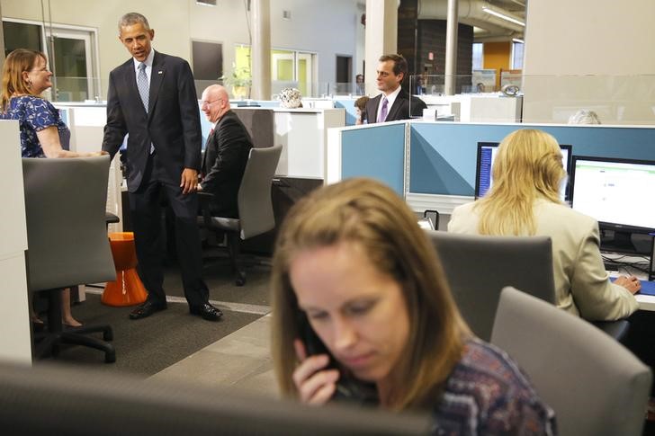 © Reuters. Obama greets employees on a tour of the software development company InDatus in Louisville, Kentucky