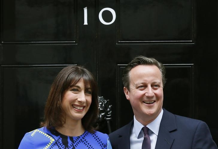 © Reuters. Premiê britânico, David Cameron, e a mulher, Samantha, posam em frente ao número 10 de Downing Street, em Londres