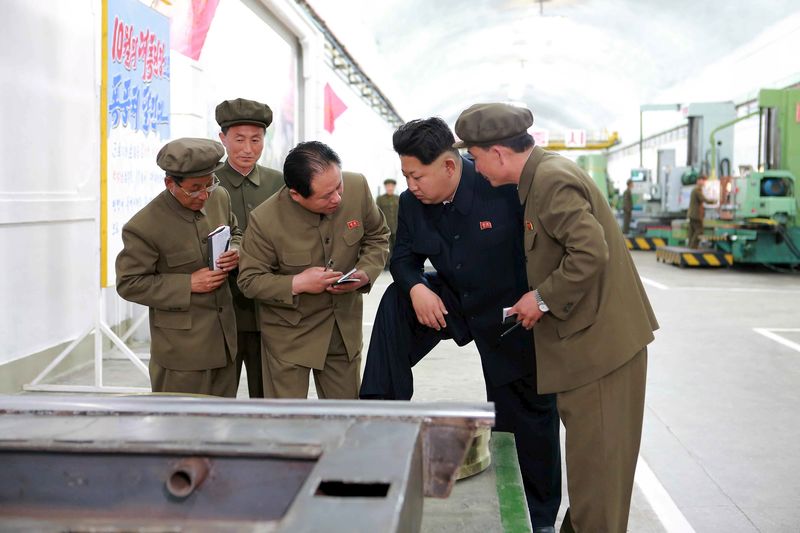 © Reuters. Líder norte-coreano, Kim Jong Un, visita instalação industrial, em foto de divulgação da agência de notícias estatal KCNA