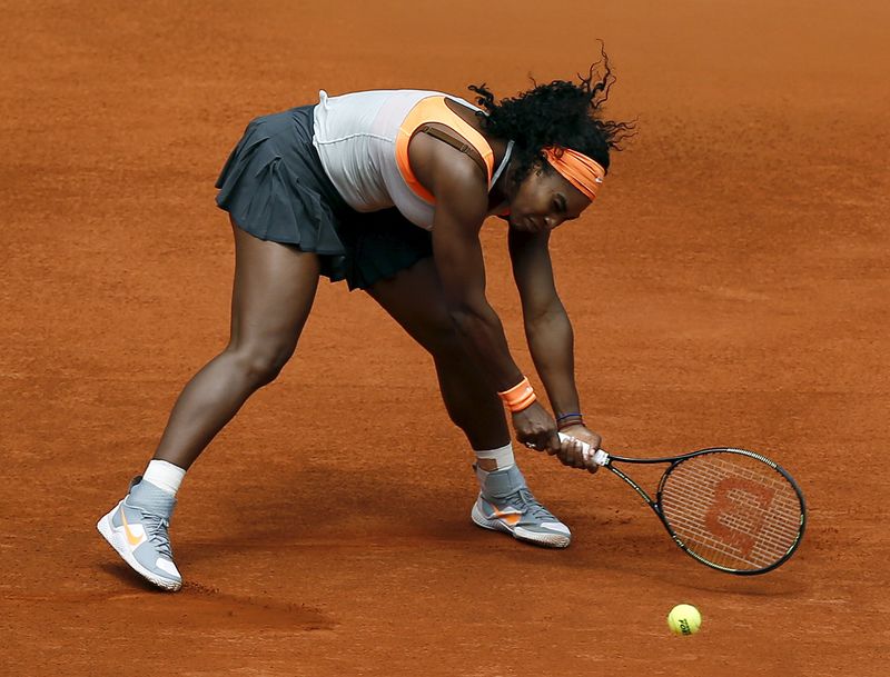 © Reuters. Williams of the U.S. tries to return the ball to Kvitova of the Czech Republic during their semi-final match at the Madrid Open tennis tournament in Madrid