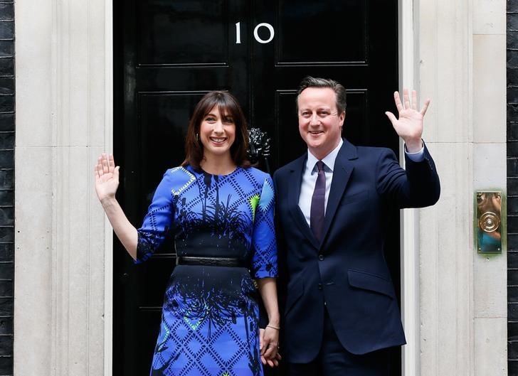 © Reuters.  Britain's Prime Minister David Cameron and his wife Samantha return to Number 10 Downing Street after meeting with Queen Elizabeth at Buckingham Palace in London