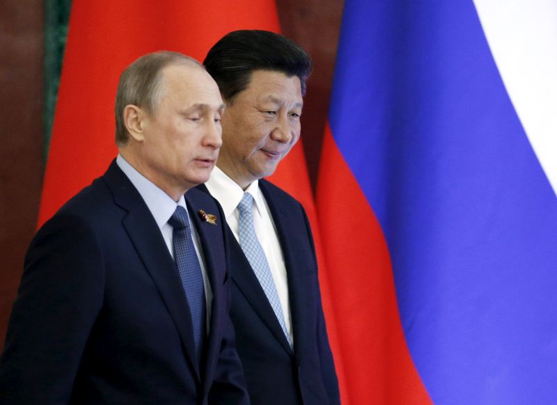 © Reuters. Presidente russo, Vladimir Putin, e presidente chinês, Xi Jinping, em Moscou