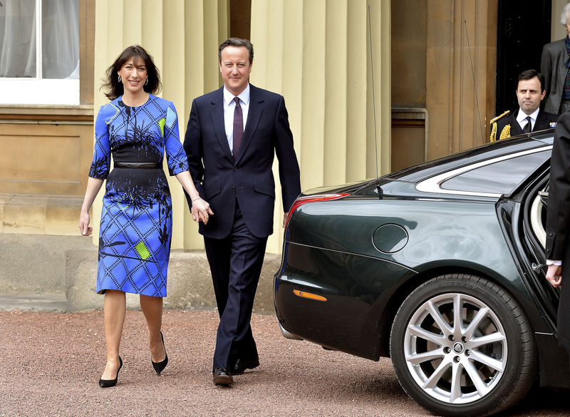 © Reuters. Cameron arrasa y logra una victoria inesperada en los comicios británicos