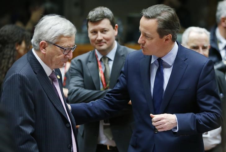 © Reuters. EU Commission President Juncker listens to Britain's PM Cameron during a EU leaders summit in Brussels