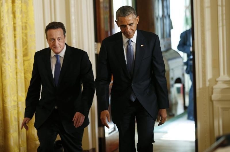 © Reuters. أوباما يهنىء كاميرون بفوز حزبه في انتخابات بريطانيا 