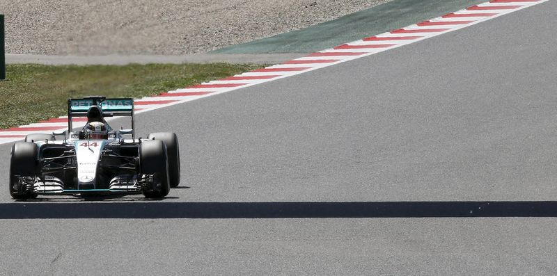 © Reuters. Britânico Lewis Hamilton dirige seu Mercedes durante os treinos livres para o Grande Prêmio da Espanha, em Barcelona