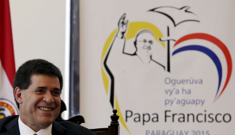 © Reuters. Presidente do Paraguai, Horácio Cartes, durante entrevista coletiva em Assunção sobre visita do papa